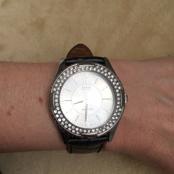 SWAROVSKI CRYSTAL Guess Watch w/ 4 GENUINE LEATHER BANDS!! - Picture 6 of 6
